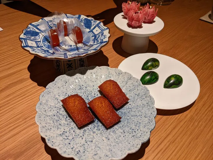 Petit fours (Photo: Kenneth SZ Goh)