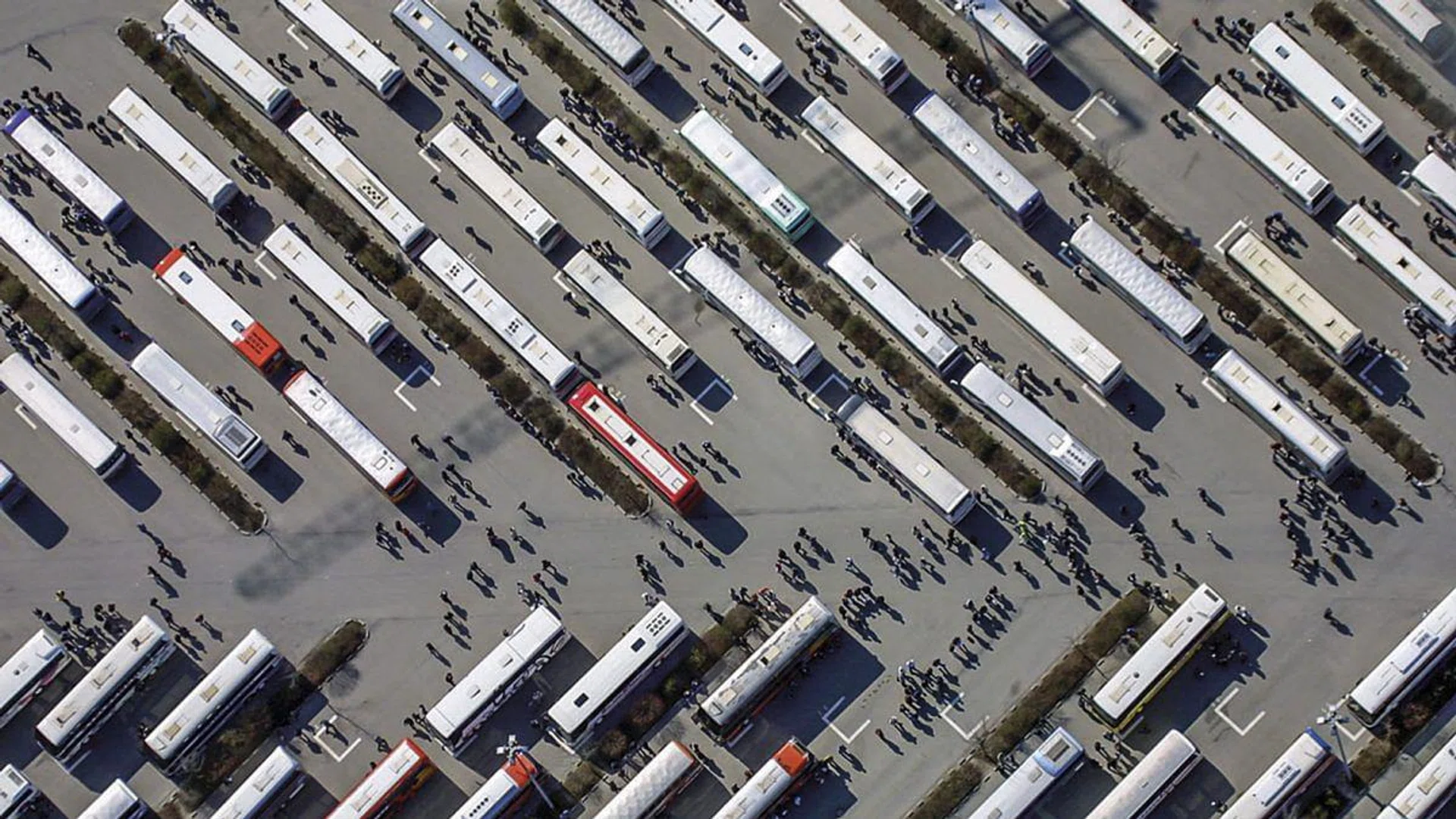 <strong>Dingolfing, Germany</strong>
Workers – changing shift at the BMW factory – head for buses (top right) that would take them home. The workers in the parking lot look like ants surrounded by toys.
PHOTO: KLAUS LEIDORF
