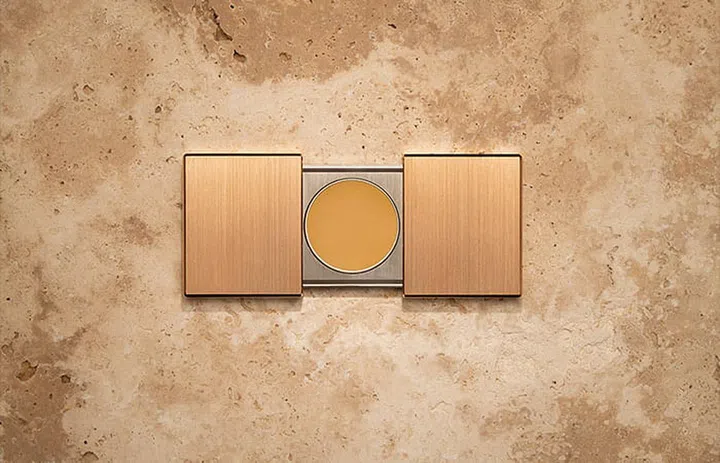 The Clic-Clac mechanism opens to reveal a single perfume capsule.