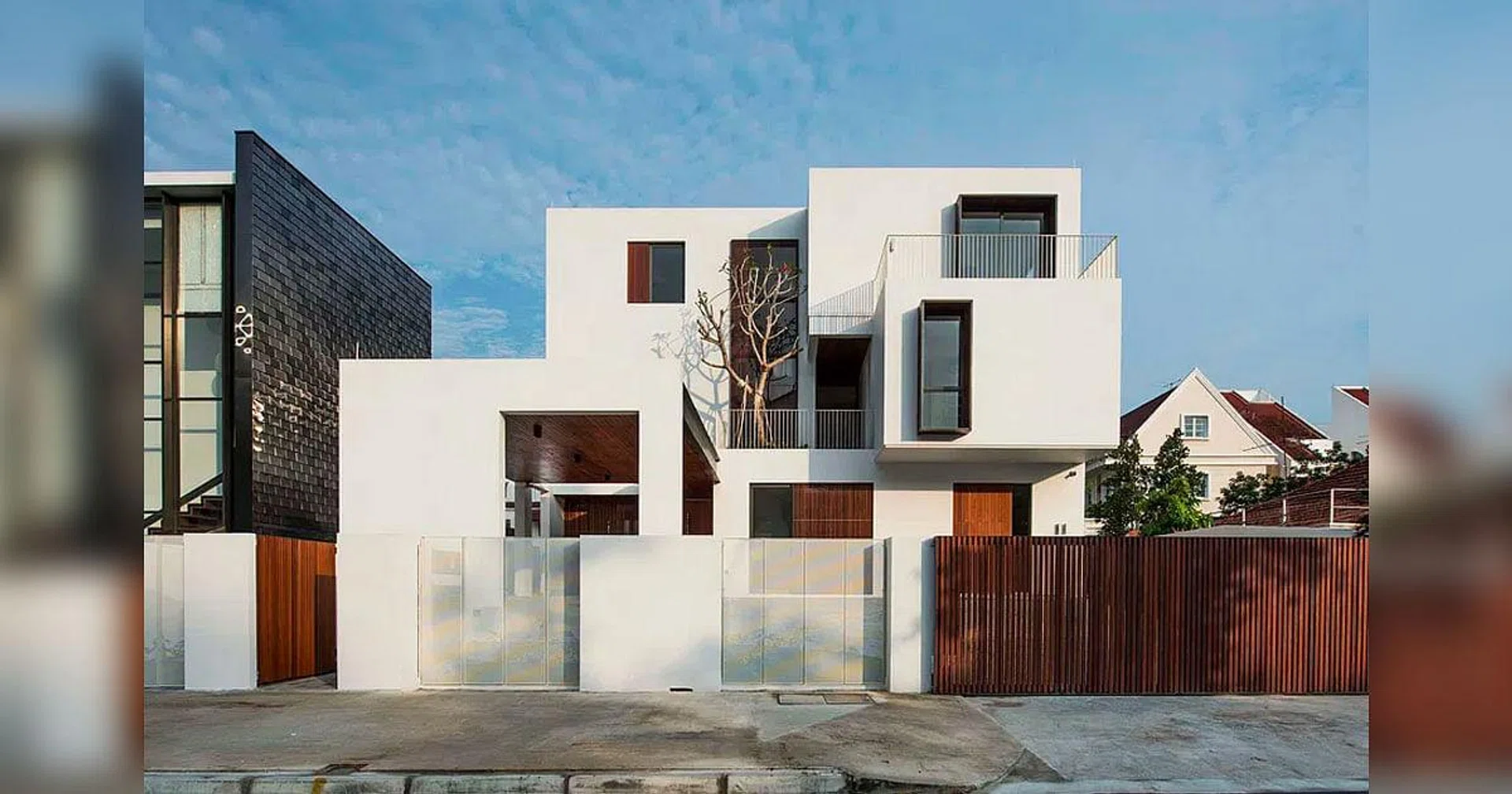 A first look at this house in Singapore designed by Ming Architects, I was reminded of the iconic block building architecture that Santorini is known for. Principal architect Tan Cher Ming was inspired by stacked volumes resembling boxes, cleverly adapting the design to meet the needs of the homeowners too. Their brief was to allow multi-generational living in the house, with dedicated spaces for all family members including the parents, and their children’s young families.
