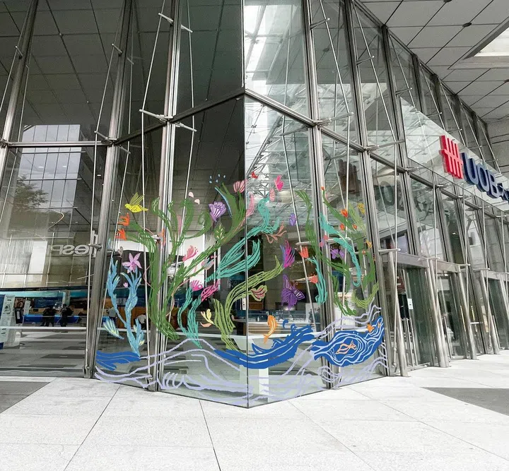 UOB Main Branch facade artwork by UOB Painting of the Year artist Valerie Ng. (Photo: UOB) 