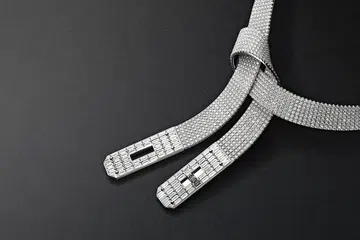 Kelly Gavroche necklace in white gold and diamonds.
