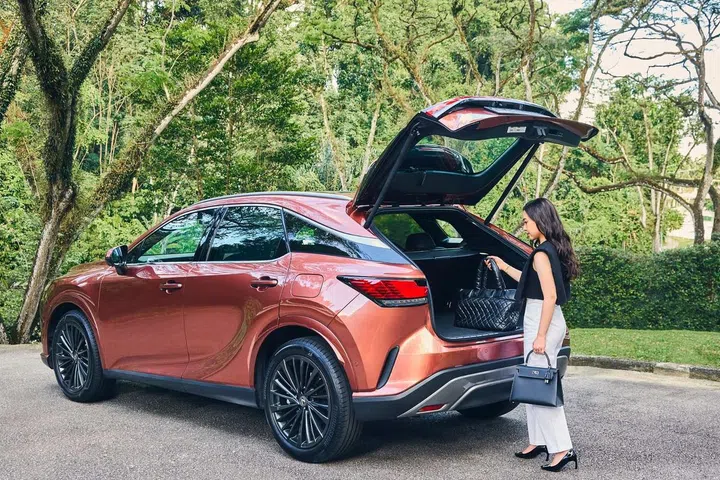 The all-new RX 350h’s Hands Free Power Back Door with Kick Sensor make it convenient for the driver to open the boot when their hands are full. It is one of the many features that make Tan’s daily errands easier.