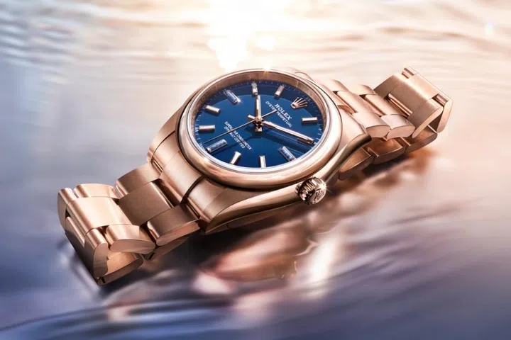 Rolex Oyster Perpetual 34 in Everose gold with blue stone dial, dumortierite hour markers and Oyster bracelet.