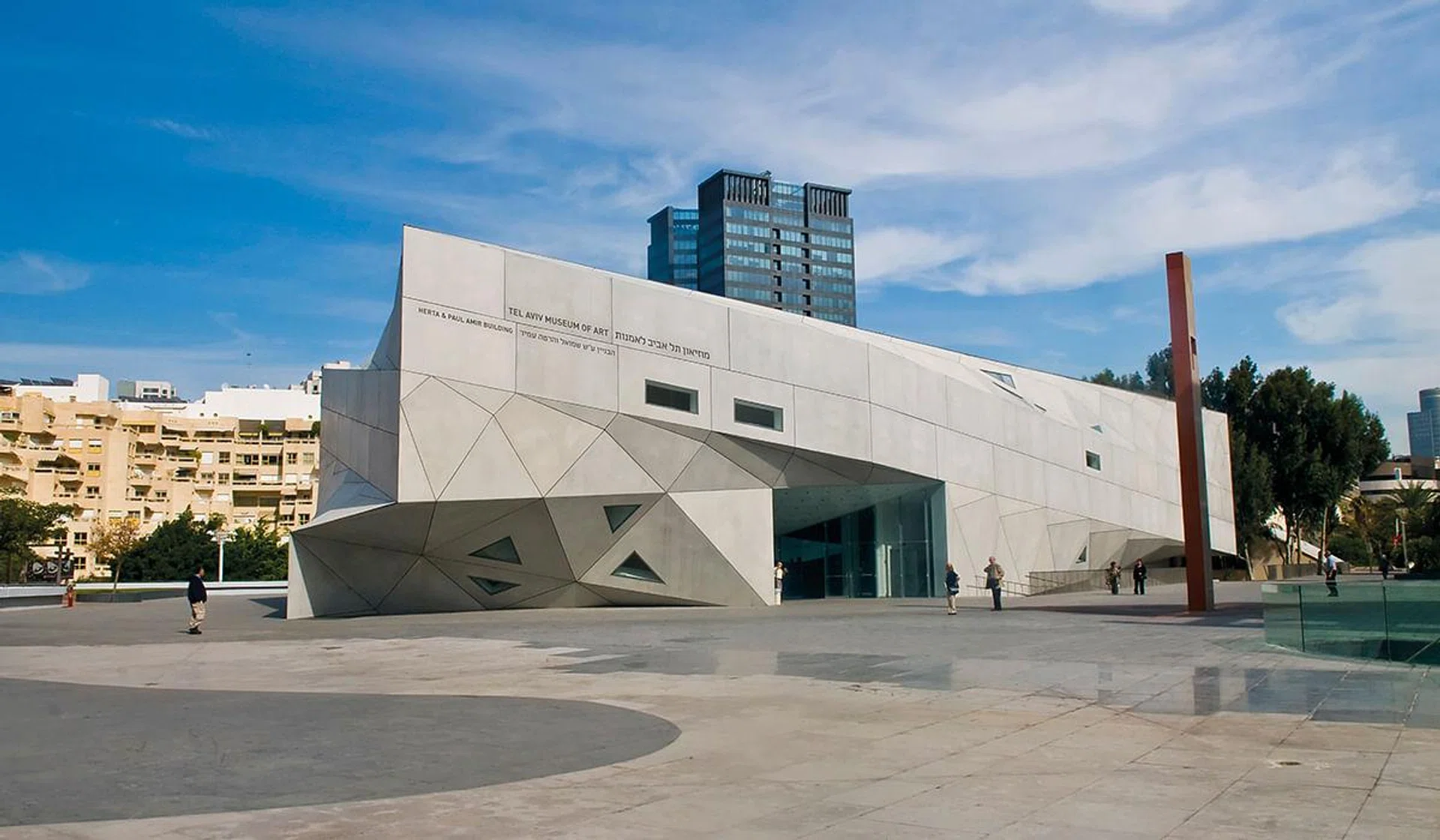  The crumpled origami exterior of the museum was an instant hit with design aficionados.