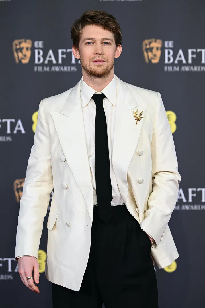 Joe Alwyn wears Chaumet