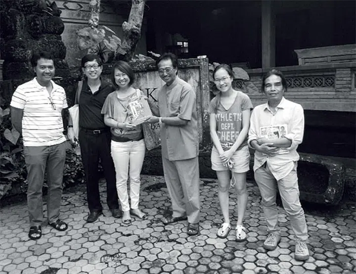 Chong receiving a catalogue of works at Neka Art Museum in Ubud, Bali, from the museum founder and director, Pak Neka.