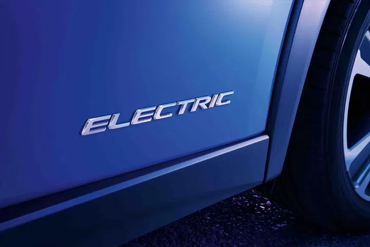Lexus offers an extremely long warranty: 8 years or 200,000km for the car and battery.