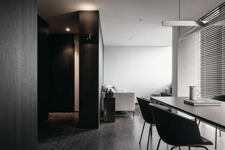 Lighter tones on walls and furniture maintain a balance with the darker finishes. (Photo: Studio Periphery)