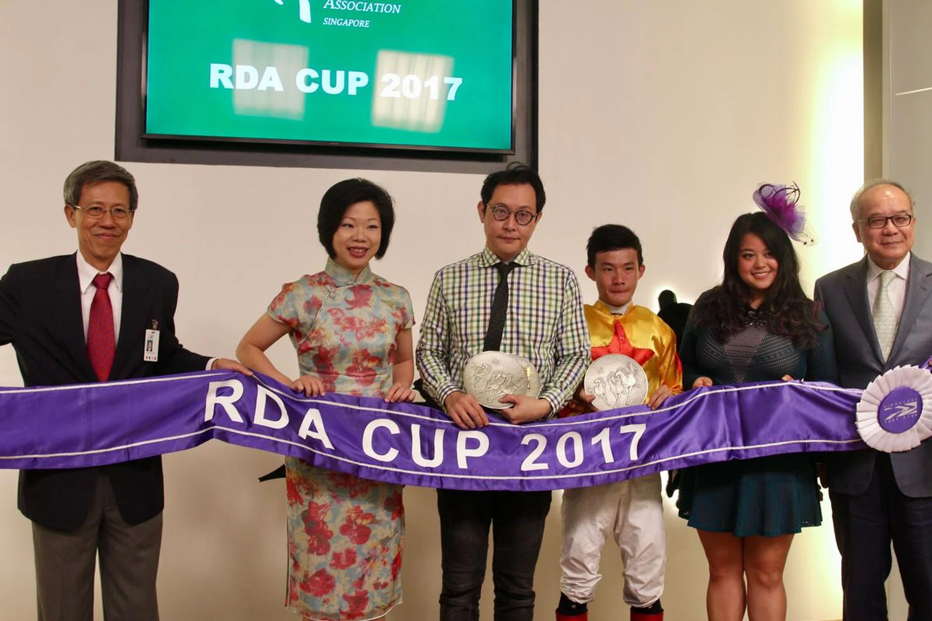 From left: Fong Heng Boo, Sim Ann, Winning Trainer Desmond Koh Chor Yung, Winning Jockey CC Wong, Wanda Wang & Eugene Yong Kon Yoon