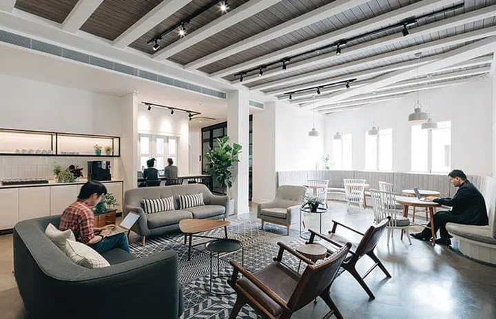 GLOBAL NOMADSThe Co, apremiumco-workingspace withdesign-forwardfacilities, operatesfour outlets inSingapore andMalaysia.