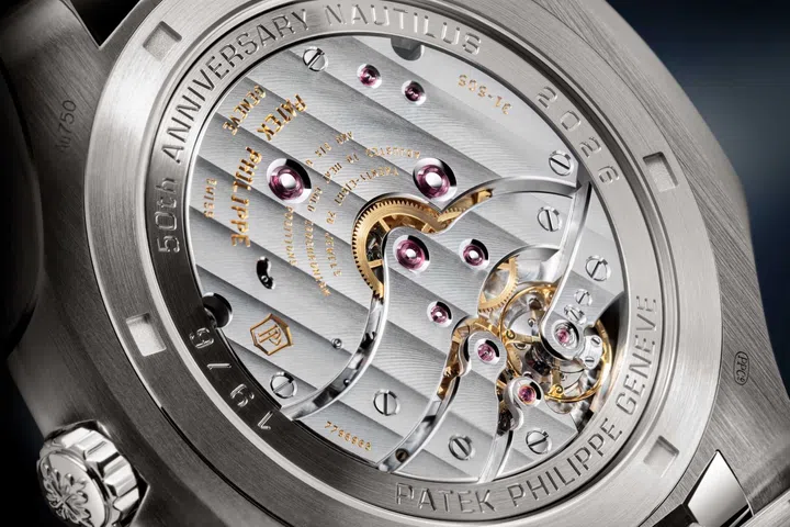 Calibre 31-505 8J PS IRM CI J movement of the Patek Philippe Nautilus Ref. 958G-001 desk watch, visible through the sapphire crystal case back, with its finely finished bridges and mechanical components on display.