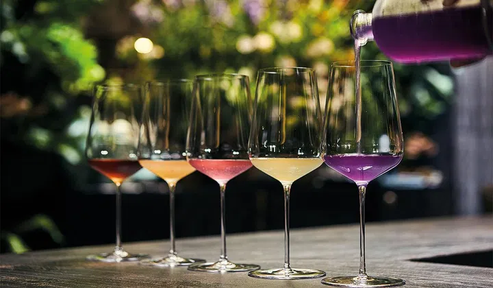 AESTHETICALLY- PLEASING
Getting the right look plays a large part in the non- alcoholic pairing experience. The clarity and colour of the glassware used for each beverage all add to the experience.