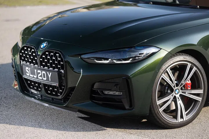 A closer look at the vertical kidney grille of the BMW 430i Convertible. Photo credit: BMW Asia.