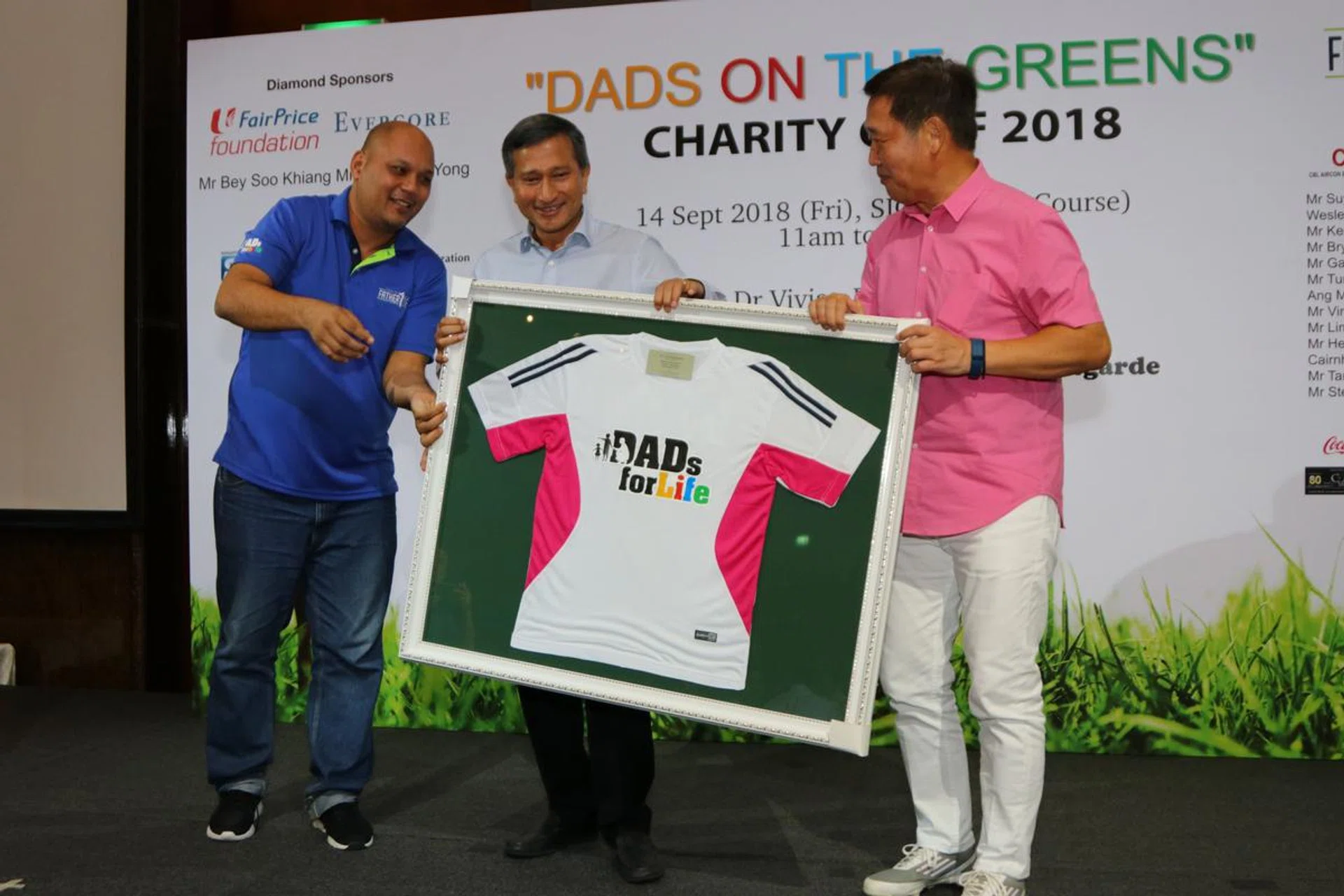 Richard Hoon, Centre for Fathering Chairman  presenting a token of appreciation to Dr Balakrishnan