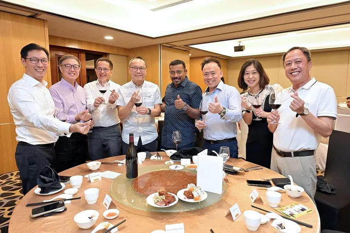 Lim Kok Boon (Head, Retail Wealth & Branch Distribution, Maybank Singapore), Loo Choon Chiaw (Founder & Managing Partner, Loo & Partners LLP), Goh Keat Jin (CEO, Maybank Asset Management Singapore), John Lee (Country CEO & CEO, Maybank Singapore), Vinothan Tulisinathan (Deputy Director, MIDA), Marc Leong (Head, SME Banking, Maybank Singapore), Alice Tan (Head, Maybank Private Singapore), Johnny Harjantho (Managing Director & Founder, Smart Energy Pte Ltd) attend the post-golf dinner and prize presentation. (Photo: Maybank Singapore)