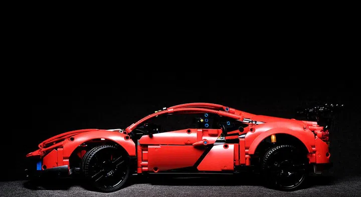 The side view of the completed Lego Technic Ferrari 488 GTE, sans stickers.