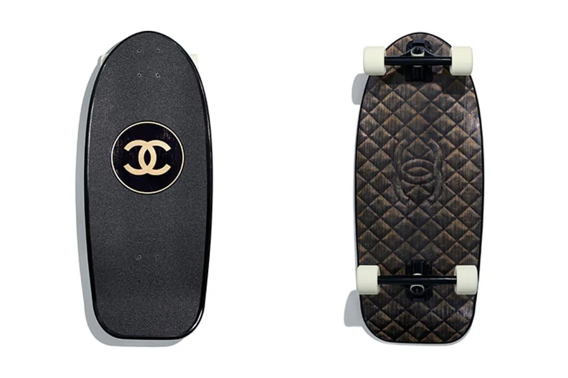 CHANEL LACQUERED WOOD BLACK SKATEBOARD
