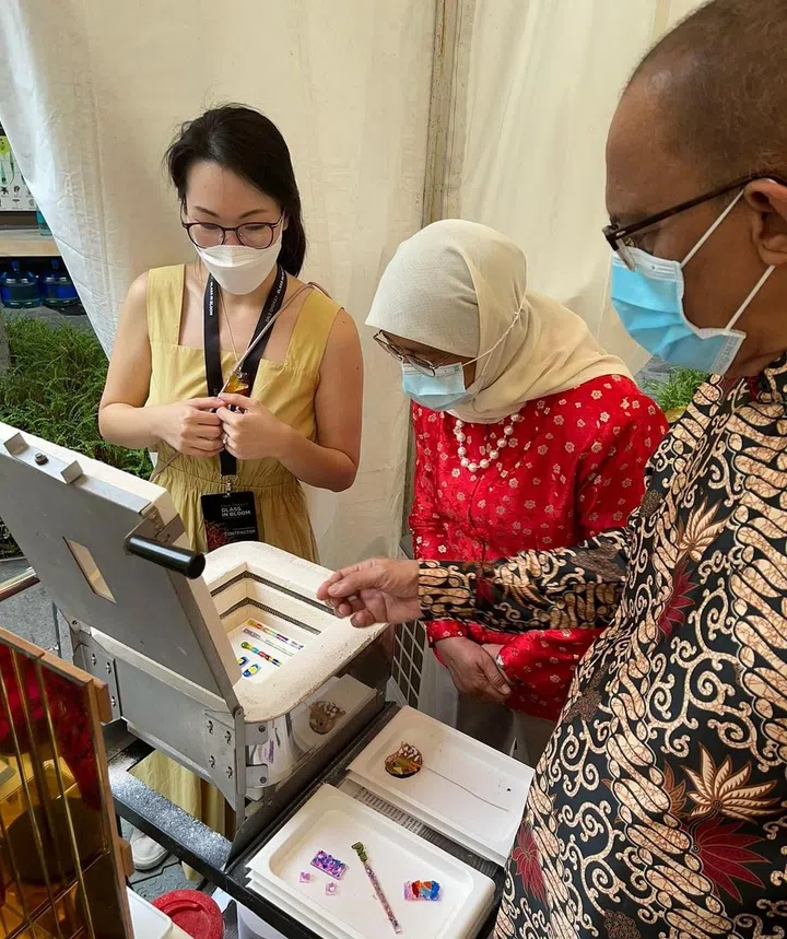 President Halimah Yacob visits Synergraphic’s The Glass Academy workshop at the Dale Chihuly: Glass in Bloom exhibition at Gardens by the Bay in 2021. (Photo: Synergraphic Design)
