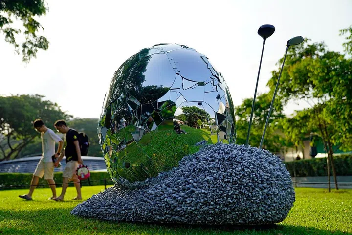 Guan Zizai (2018), Glass, Jie Li-Elbraechter.