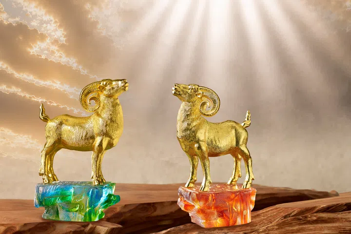 RISIS Chronicle Collectibles 2027 The Rising Argali on green or amber “Liu Li” crystal glass base
