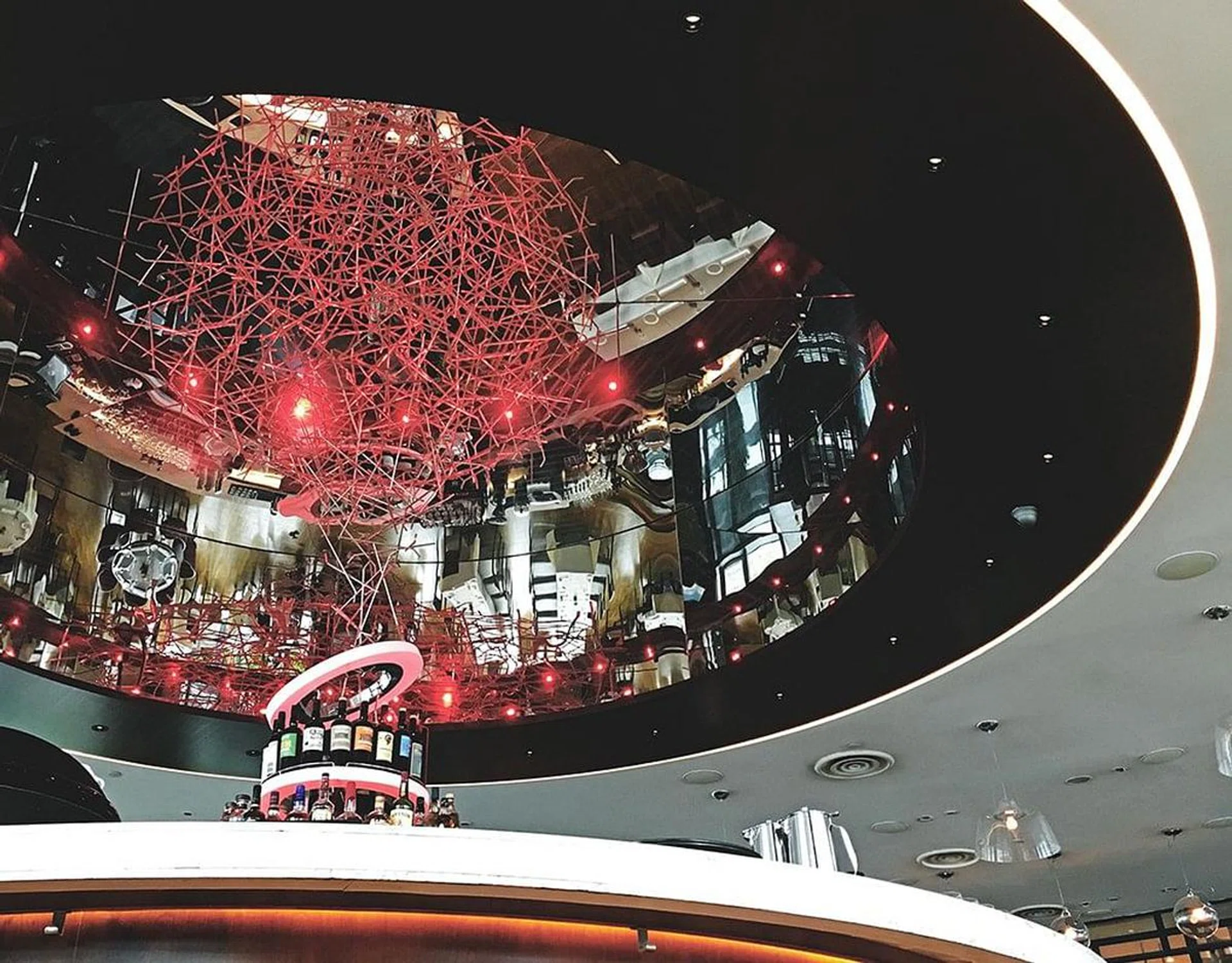 Zafferano, which means saffron in Italian, boasts a striking light installation made of steel. Depicting a thousand saffron threads, the red-coloured centrepiece is suspended just above the circular bar.