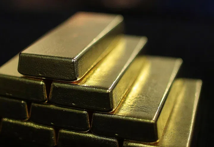 Gold bars sit in a stack. Photographer: Lisi Niesner/Bloomberg