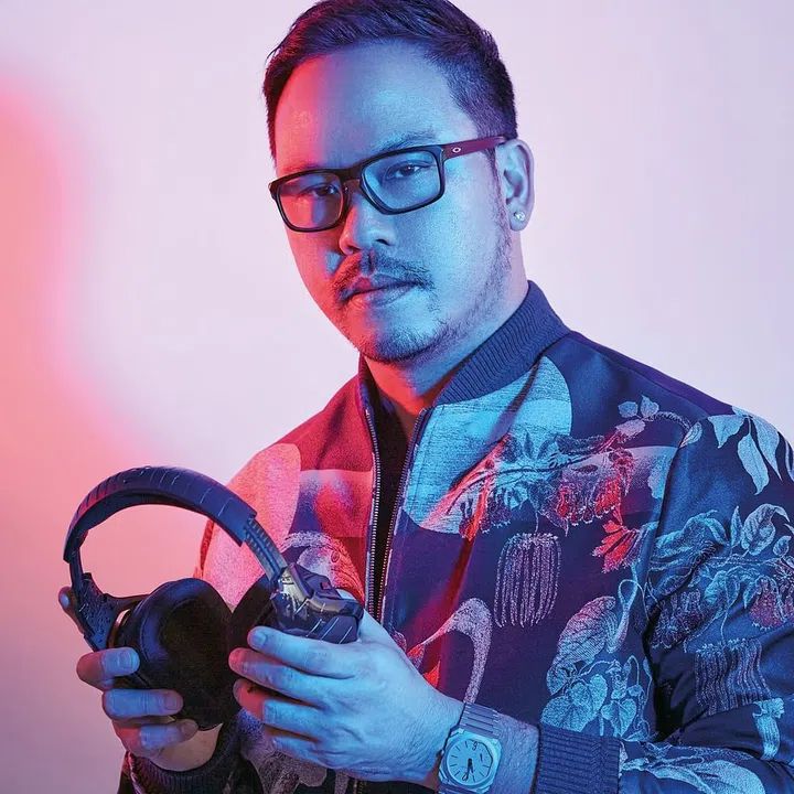Oh is wearing a  silk Damask bomber jacket from Etro and a Bulgari timepiece.