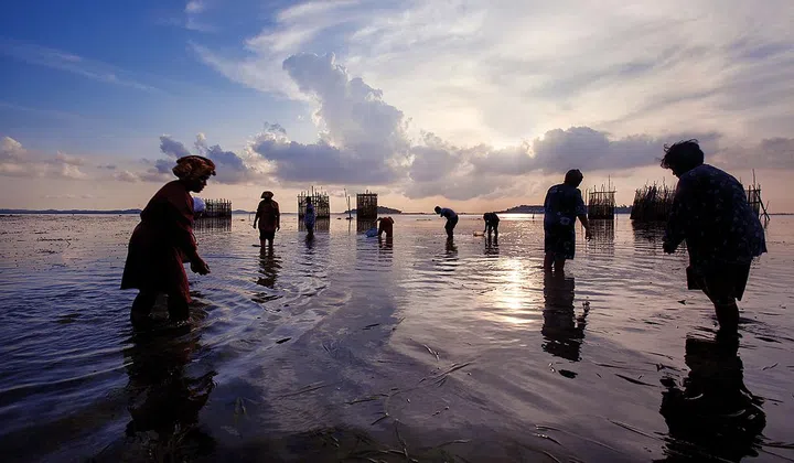 Berkarang at low tide.