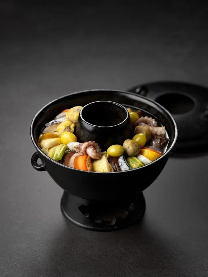 Sinseonro with rice. (Photo: Onjium)