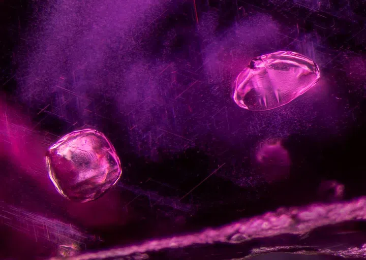 Fine rutile-like inclusions create an optical illusion known as silk, as showcased in a photo by Billie Hughes. (Photo: Billie Hughes)