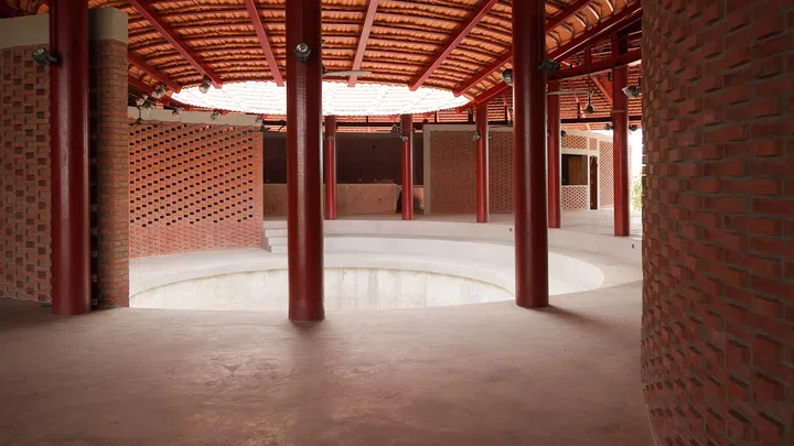 The conical roof tapers inwards to direct the flow of rainwater to a reservoir below. (Photo: Smiling Gecko Cambodia)