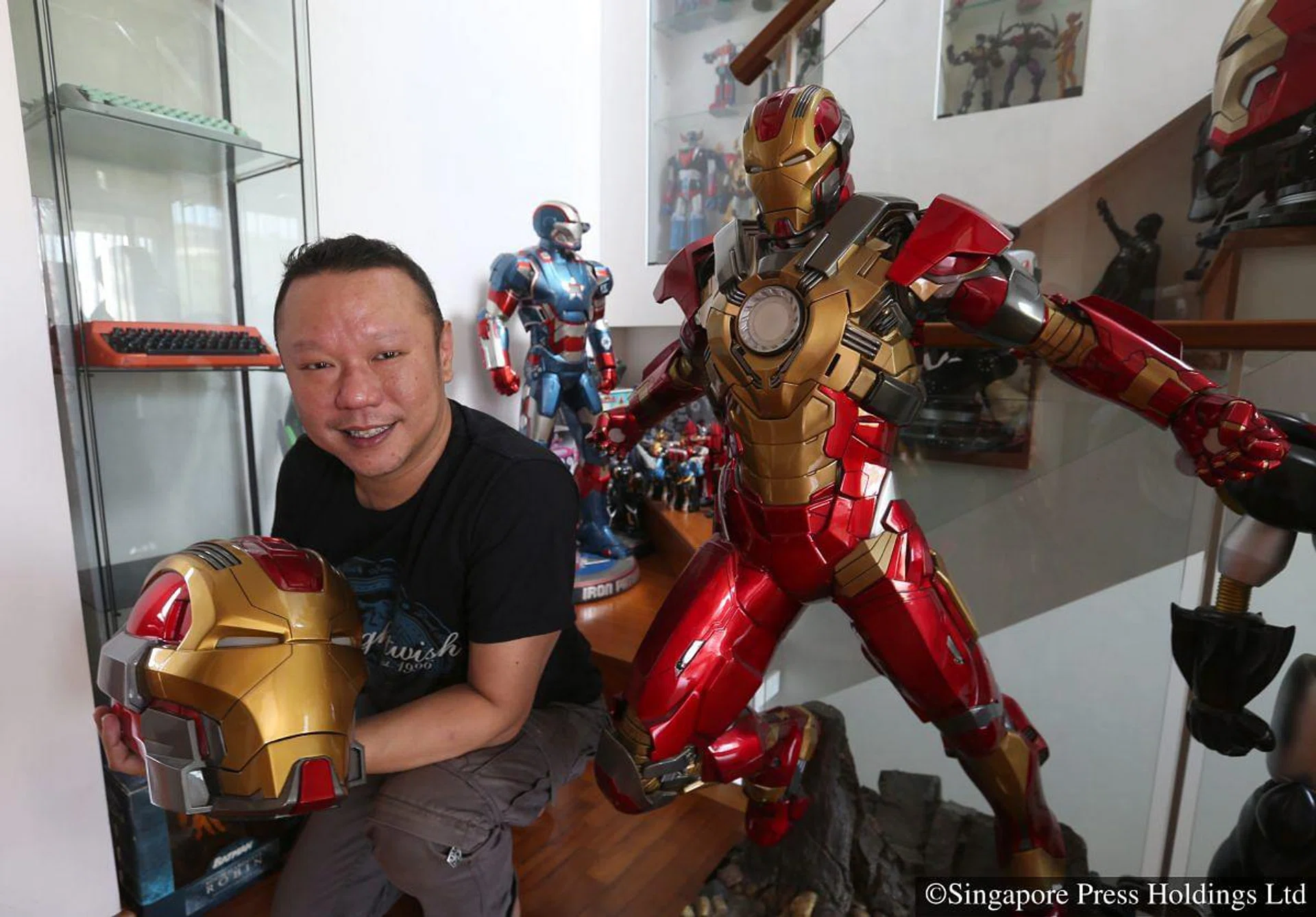 Danny Lim  with the Iron Man Mark 17 Heartbreaker model made by his company, Imaginarium Art.