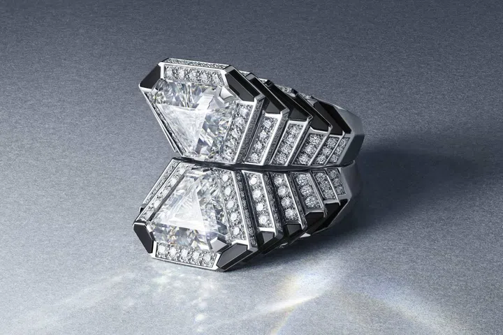 Cartier Le Choeur des Pierres Specula ring featuring two triangular diamonds in a modular toi et moi design.