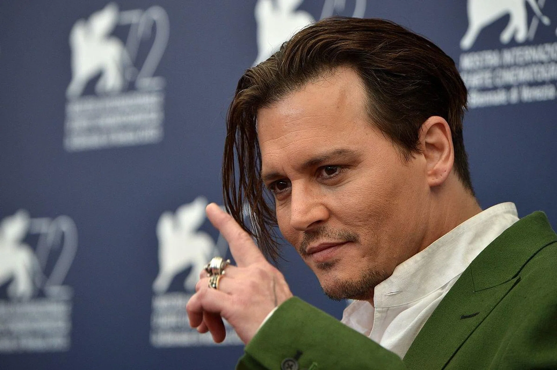 US actor Johnny Depp poses during the photocall of the movie "Black Mass" presented out of competition at the 72nd Venice International Film Festival on September 4, 2015 at Venice Lido.   AFP PHOTO / TIZIANA FABI (Photo by TIZIANA FABI / AFP)
