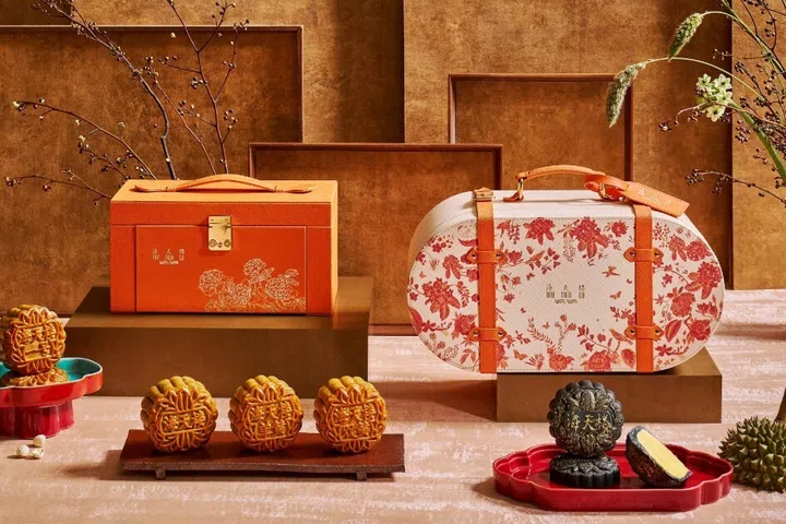 Pan Pacific Singapore’s Hai Tien Lo Classic mooncake box set and Premium Four Treasures Baked Mooncake Set