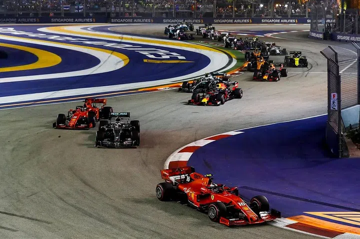 SINGAPORE STREET CIRCUIT, SINGAPORE - SEPTEMBER 22: Charles Leclerc, Ferrari SF90 leads Lewis Hamilton, Mercedes AMG F1 W10, Sebastian Vettel, Ferrari SF90,aa and Valtteri Bottas, Mercedes AMG W10 at the start of the race during the Singapore GP at Singapore Street Circuit on September 22, 2019 in Singapore Street Circuit, Singapore. (Photo by Glenn Dunbar / Motorsport Images)