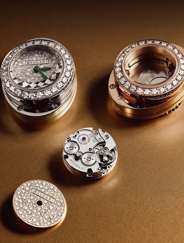 The Piccolisimo BVL100 movement and the dial is housed in a removable container.