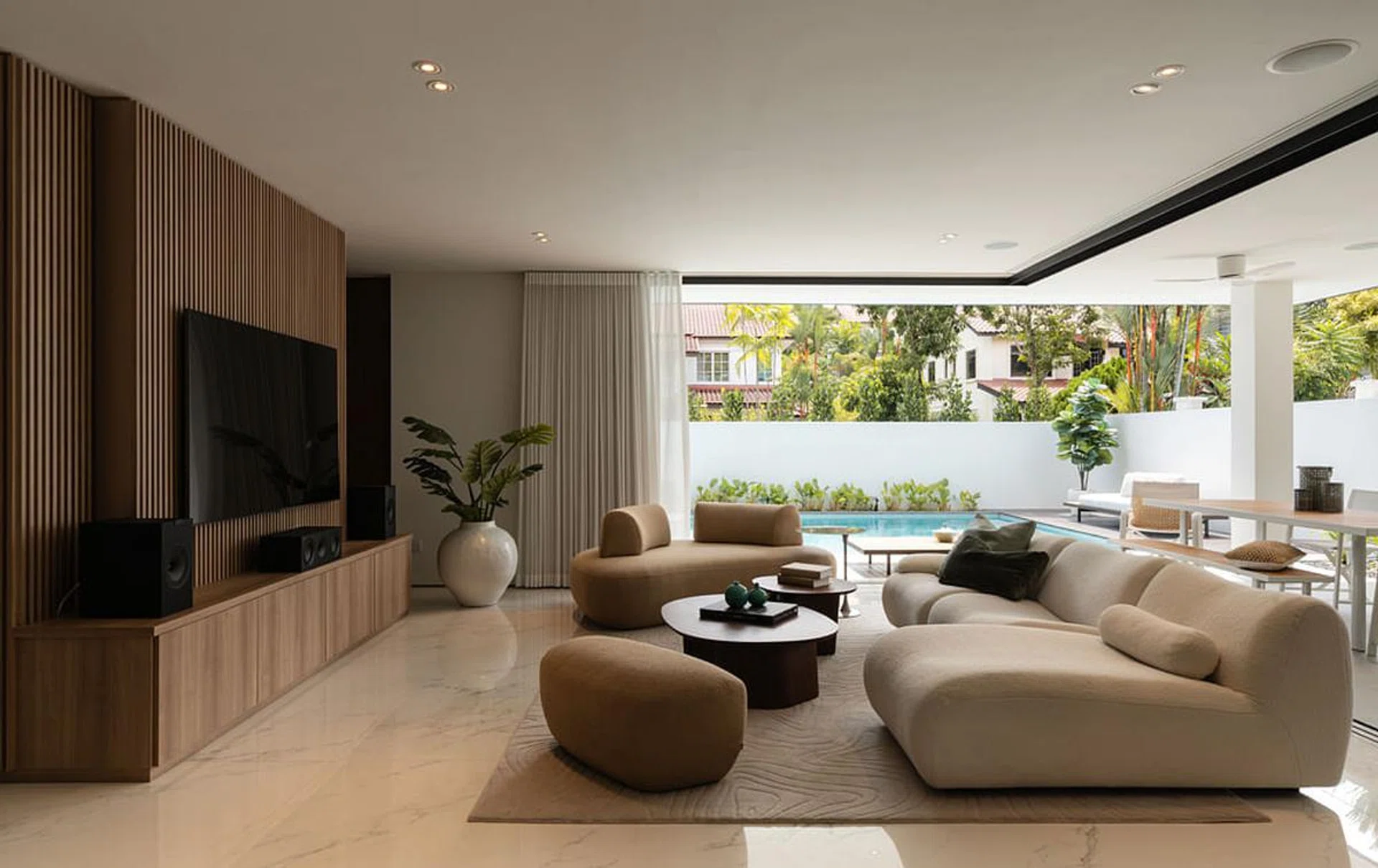 To achieve a fresh, modern look, the owners of JS House equipped their living room with modular furniture that can be moved around easily. (Photo: ACO Architects and Architology Interiors)