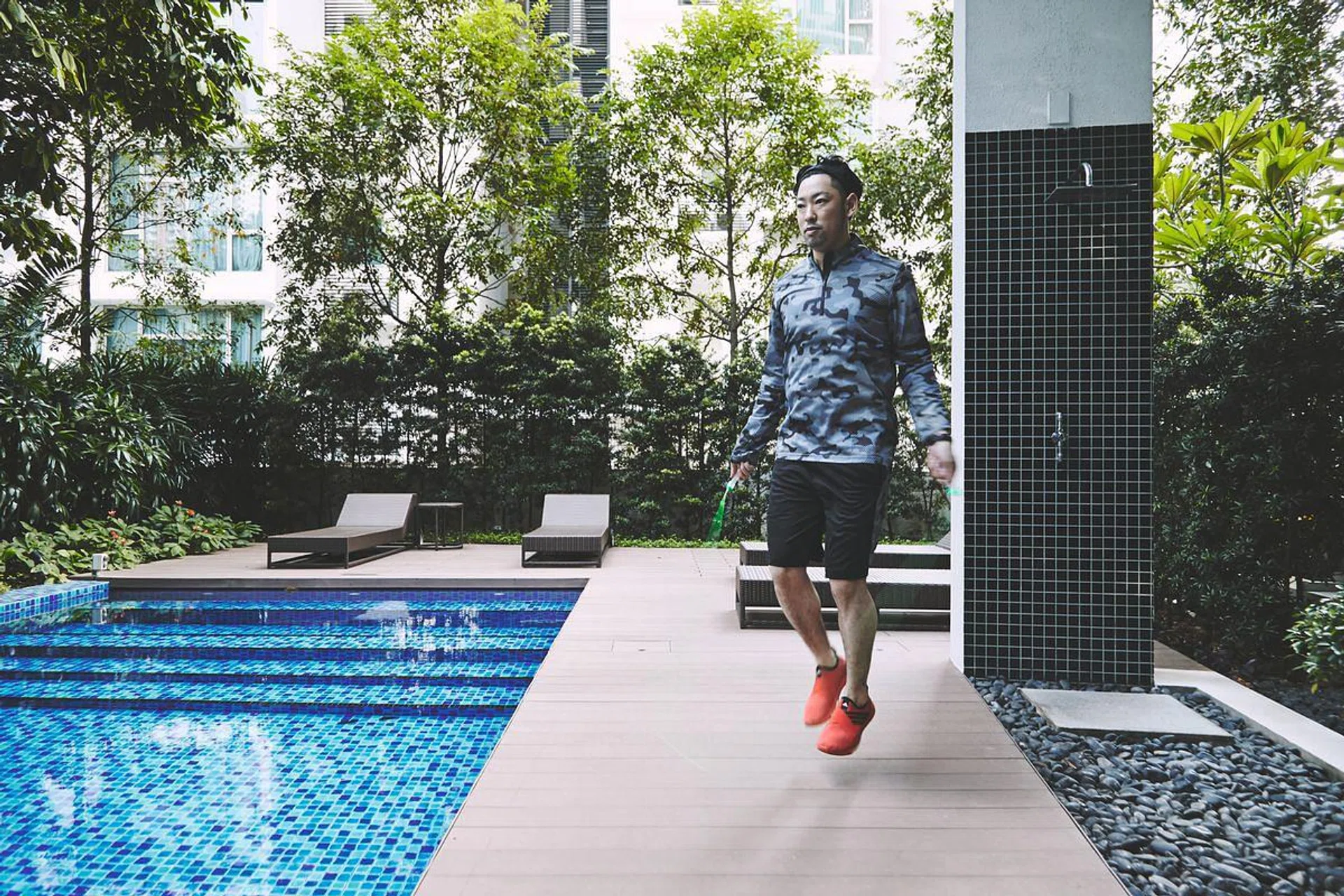 Beside the pool, he does a five-minute skipping-rope workout, keeping track of the time using the hardy Excalibur Skeleton Automatic in Carbon on his wrist.