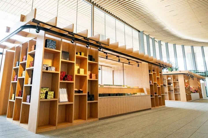 The Linkpillar 1 North/South lifestyle complex brings curated shopping and contemporary design to Takanawa Gateway City. (Photo: JR East)