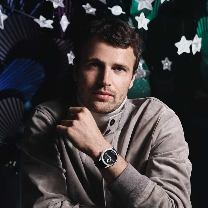 Van Cleef & Arpels Midnight Jour Nuit Phase de Lune watch in white gold with a black Murano aventurine glass dial depicting the sun, moon and day-and-night display.