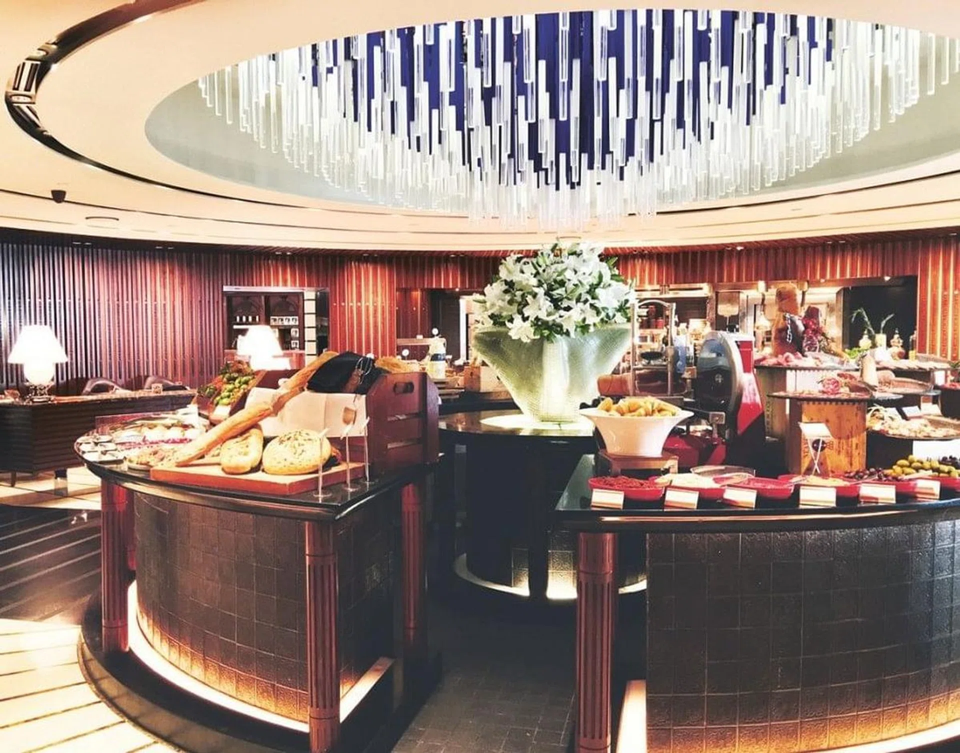Circular design speaks at Basilico. This central platform serves up antipasto and a dizzying array of insalata options.