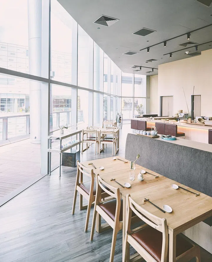 Yeung designed all the furniture in his restaurant from scratch and got them manufactured in China. “All the tables and chairs feature see-through elements in the design,” he highlights. This is a conscious choice against chunky furniture that would occupy visual space.