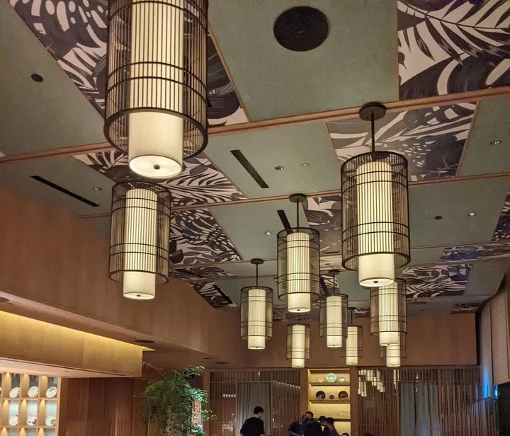 The main dining area at Nobu Singapore features leafy botanical-themed ceilings lit up by lights that resemble a dreamy trail of floating candles. (Photo: Kenneth SZ Goh)