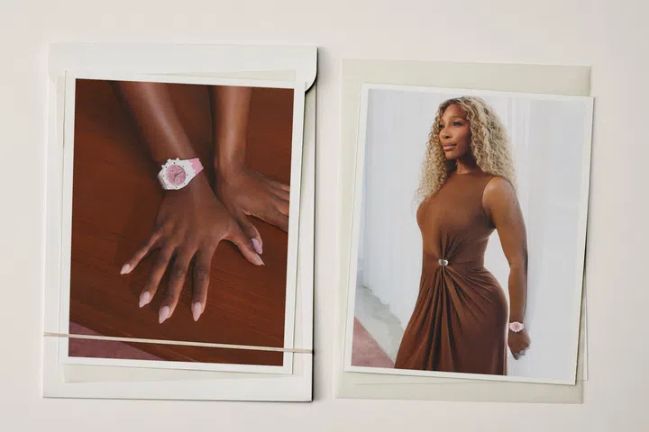 Serena Williams wearing her white ceramic Royal Oak Selfwinding Chronograph with an integrated bracelet and with a pink rubber strap.