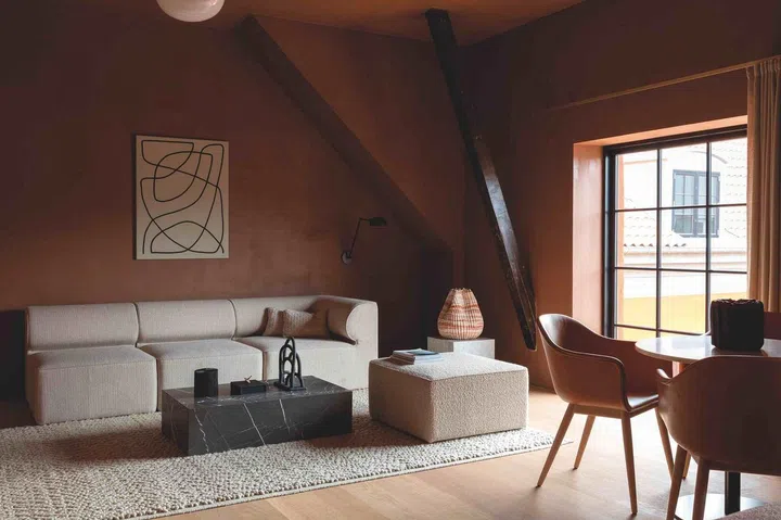 The Studio Suite offers glimpses of the building’s original wooden beams and a view onto the courtyard.