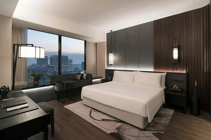The PMET crowd will appreciate in-room amenities such as high-speed Wi-Fi and workstations as well as state-of-the-art entertainment systems for relaxation. (Photo: The Clan Hotel Singapore)