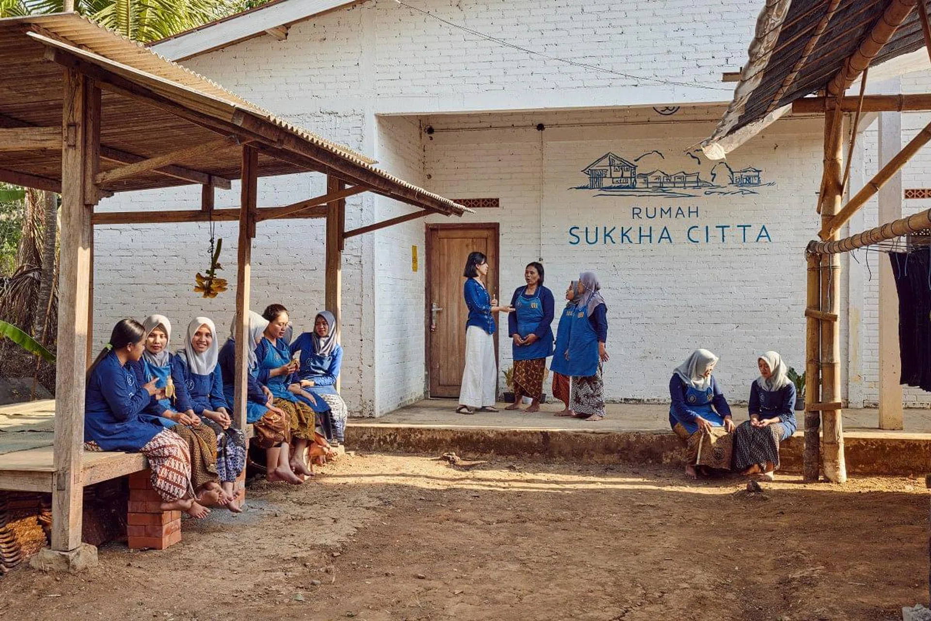 Rolex Awards for Enterprise Laureate Denica Riadini-Flesch) talking to women at one of SukkhaCitta’s craft schools. (Photo: Rolex/Sébastien Agnetti)