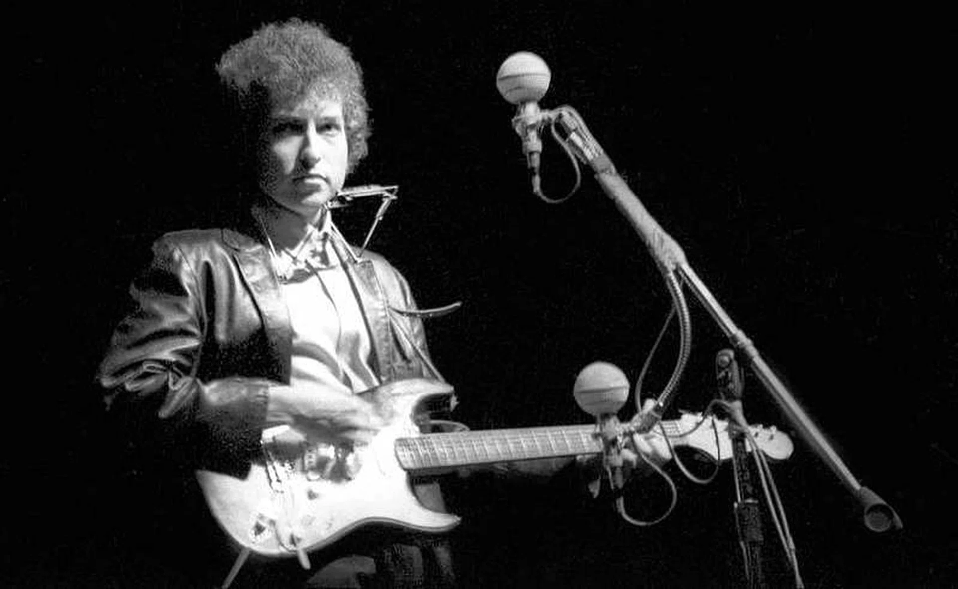 <h3>Bob Dylan's 1964 Fender Stratocaster, $965,000</h3>
<br><br>
Sold for a staggering $965,000, the 1964 Fender Stratocaster marked Bob Dylan’s grand transition to electrical instruments at the Newport Folk Festival. As he shed his folk image in his first electric concert, there were a few boos from allegedly outraged folk fans who disapproved of his transition.